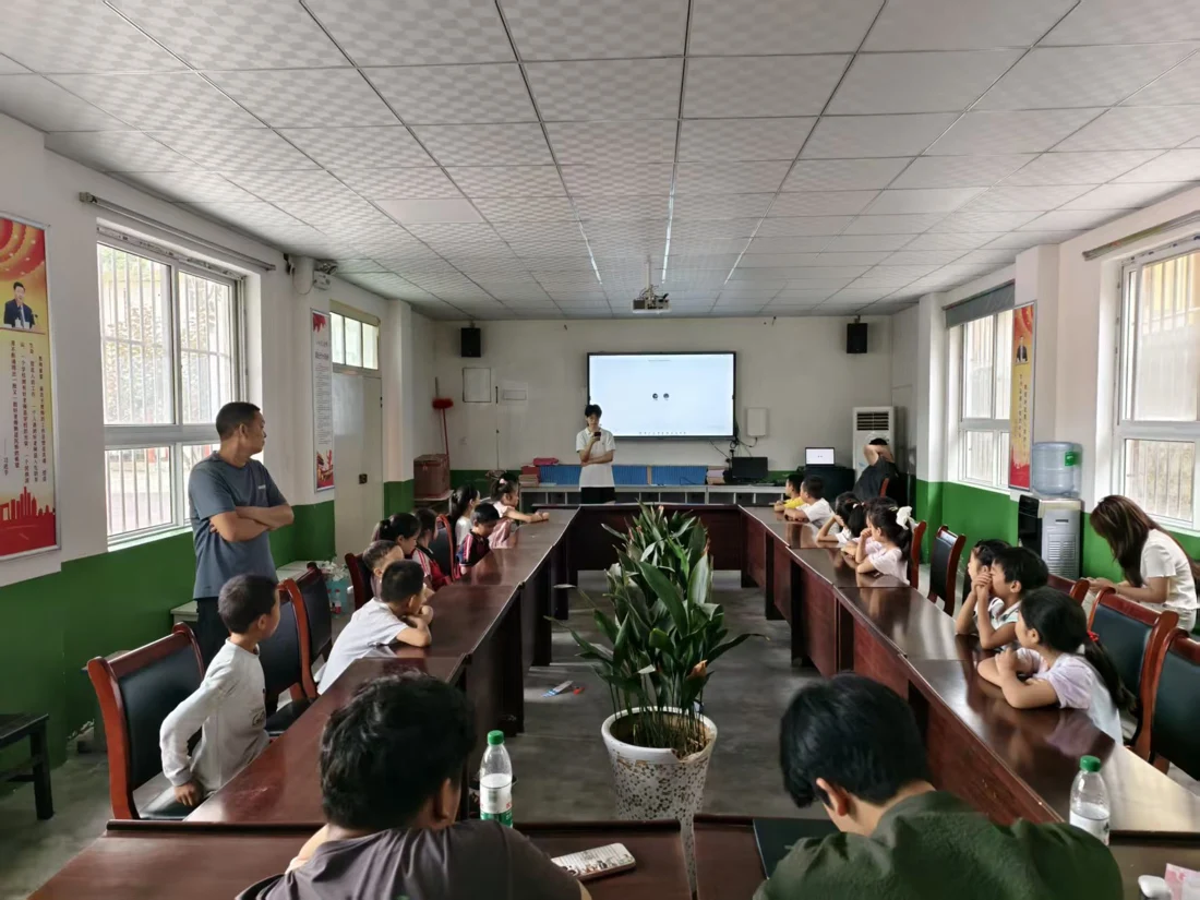Ke teaching students in a rural classroom